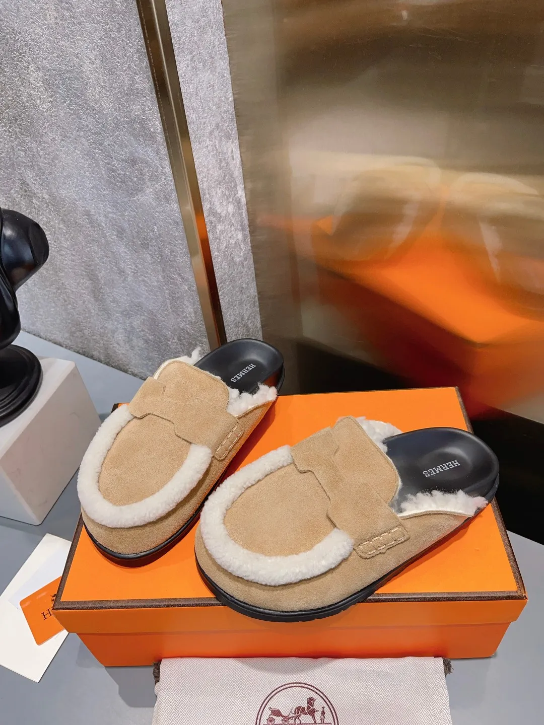 [H Family Hermès] P: 520💰 Size: Male 39-44 (45 customized) Female 35-40 (41 customized) HERMES Hermès top luxury version HERMES Hermès cute half-drag.  Jindian’s family language design! It looks good no matter how you match it! Casual and high-end feeling. The comfort is also great. Paired with various colorful socks, it gives a trendy and high-end feeling. The top version of real wool is high quality. ●Upper: imported cow suede. ●Inner: imported sheepskin. ●Foot pads: imported mixed sheepskin.